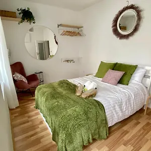 Apartment In Aux, Feel At ! 2 Incl Need For 4 Person, 24h Check In, Pkw Parking Only